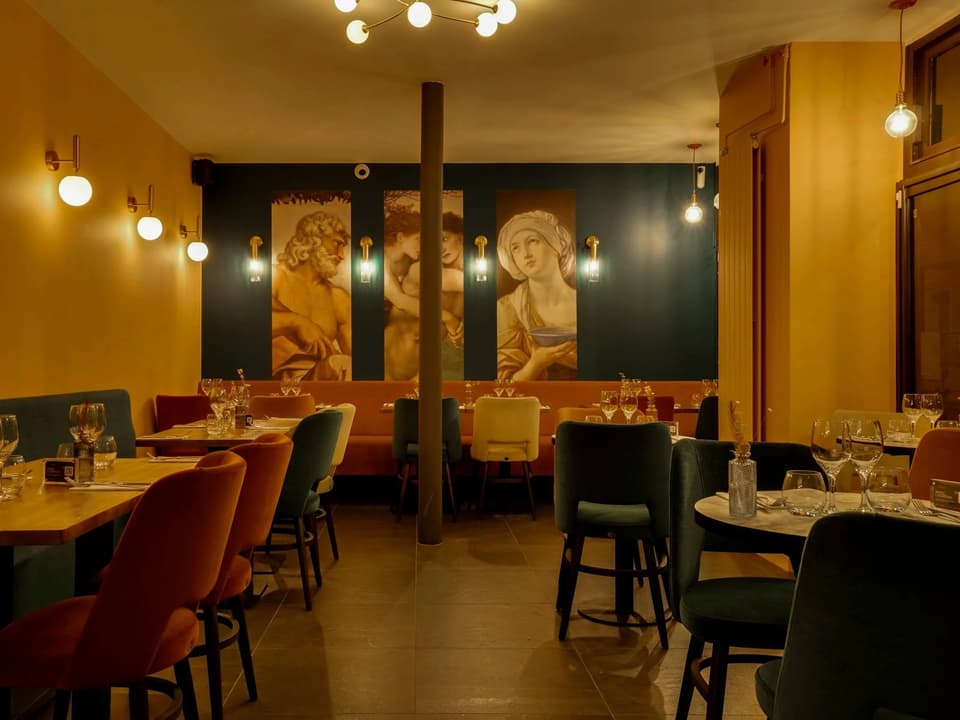 La salle de Melagodo et ses fresques d’inspiration Renaissance, restaurant italien près de la Tour Eiffel